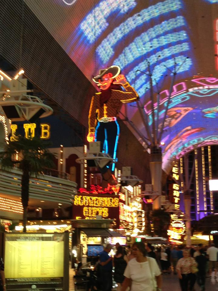 fremont-street-golden-nugget-cosmopolitan-hotel-las-vegas-things-to-do-travel-tips-blog-elle-blonde-luxury-lifestyle-destination-blog