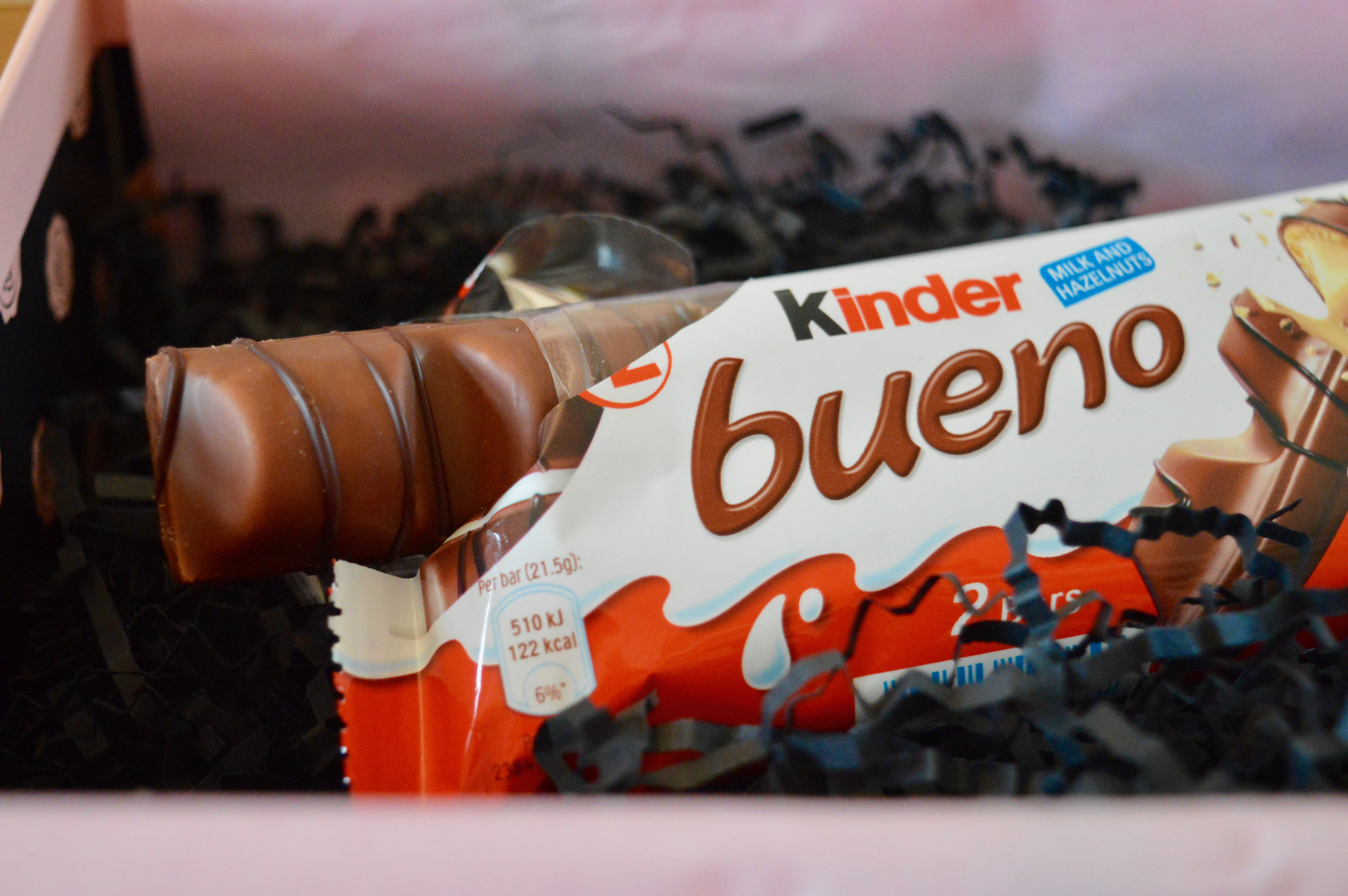 kinder-bueno-september-glossybox-beauty-subscription-box-elle-blonde-luxury-lifestyle-destination