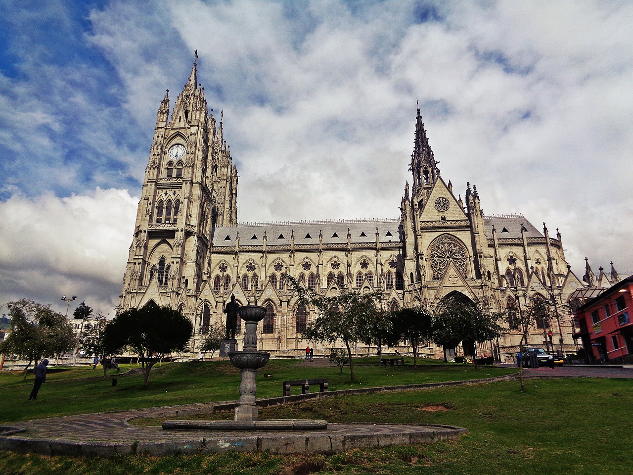 This image has an empty alt attribute; its file name is quito-cathedral-ecuador-travel-guide-guest-post-quito-things-to-do-travel-tips-elle-blonde-luxury-lifestyle-destination-blog.jpg