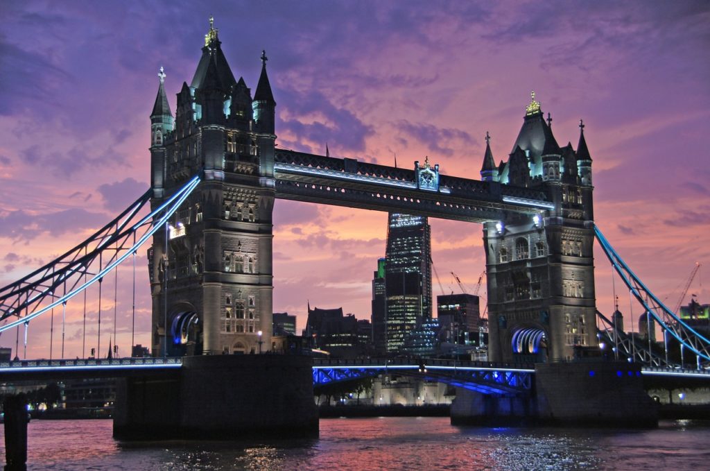 Where to spend your anniversary or a romantic getaway | We look at what there is to do in London for couples | Travel Guide | Elle Blonde Luxury Lifestyle Destination Blog