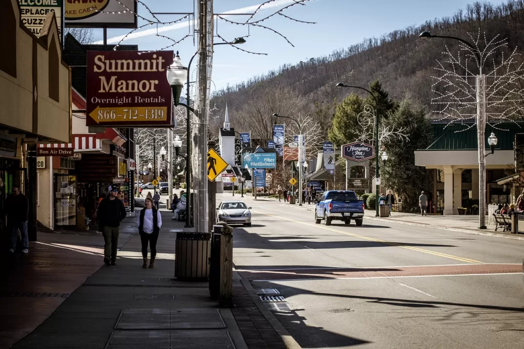 10 Things to Consider Before Taking a Family Trip to Gatlinburg | Travel Tips | Elle Blonde Luxury Lifestyle Destination Blog